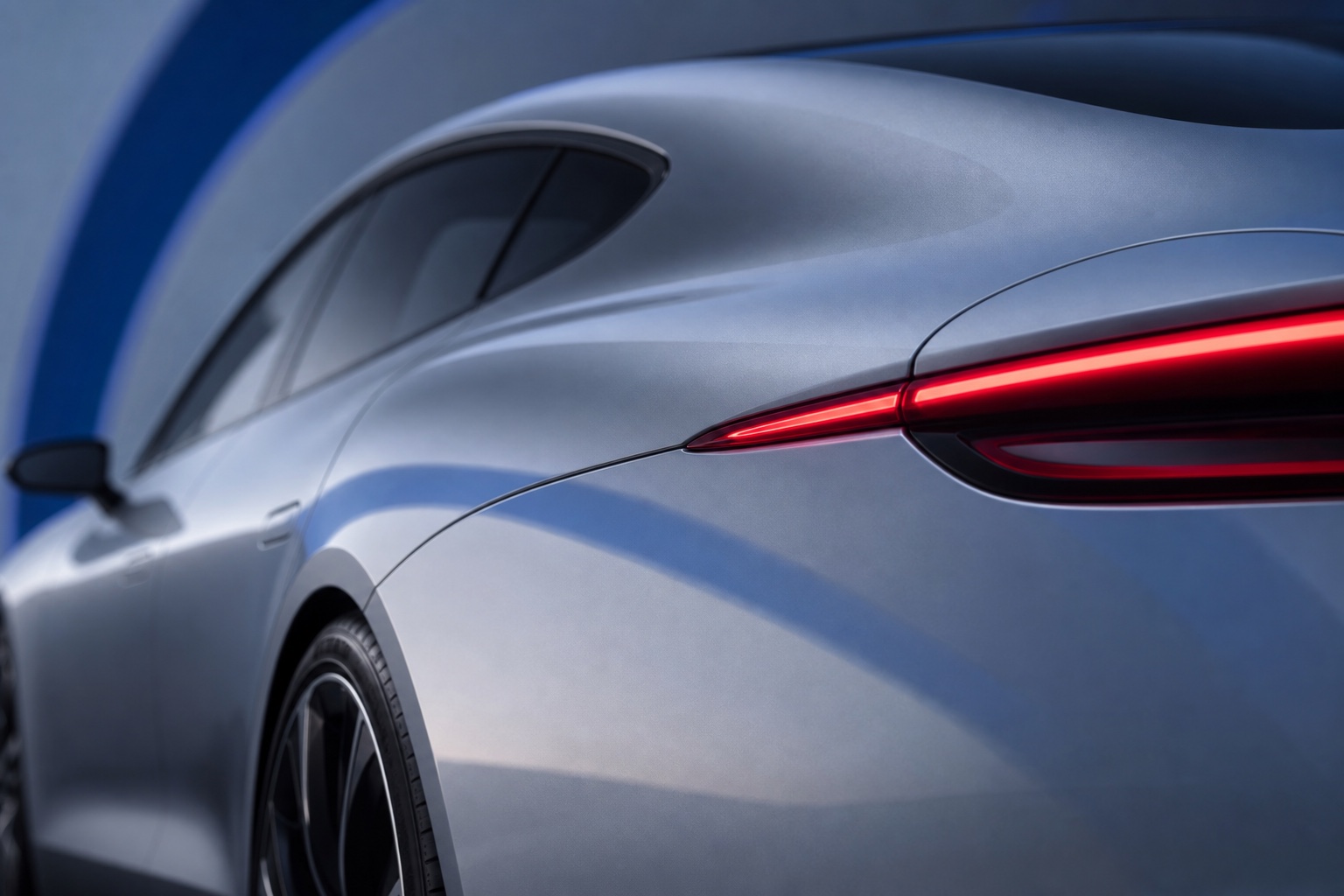 NOVA GT 月岩银车漆、后翼子板与四毫米红色尾灯微距